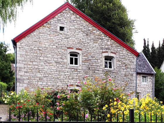 Foto steengroeve huis met bloemen in Hahn
