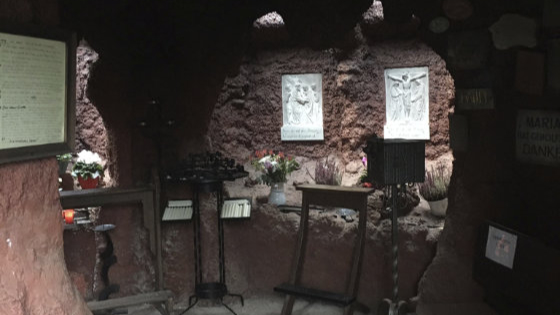 Betecke in der Lourdes Grotte